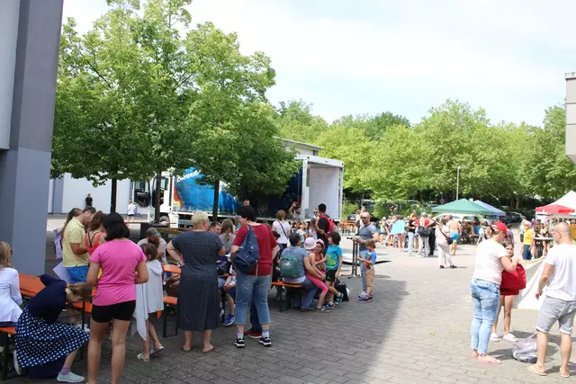 Gleich hat das Warten auf die Siegerehrung vor dem Grüner ein Ende. | Foto: Robert Hartmann