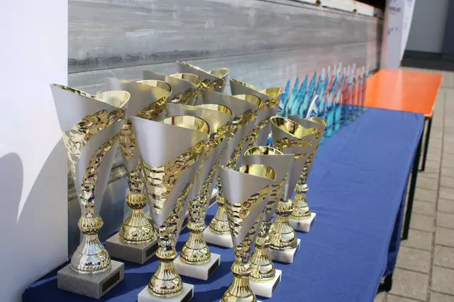 Neben Medaillen winkten zahlreiche Pokale auf die besten Schwimmerinnen und Schwimmer bei „Bretten schwimmt“ 2025. | Foto: Robert Hartmann