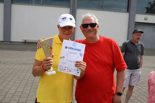Für das DLRG-Team „Derdinger Lifeguard" ging Mirjam Leichsnering mal kurz für 9,53 km ins Wasser. | Foto: Robert Hartmann