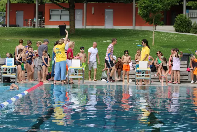 Viel zu tun hatten die Lions mit 24 Schul-Teams und rund 160 Schülerinnen und Schülern, die sonntags im Außenbecken der „Badewelt Bretten“ um die Wette schwammen. | Foto: Robert Hartmann
