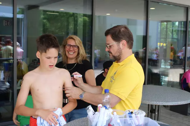 Fast 200 Teilnehmerinnen und Teilnehmer wurden dreiseitig mit Zählnummern bemalt. | Foto: Robert Hartmann