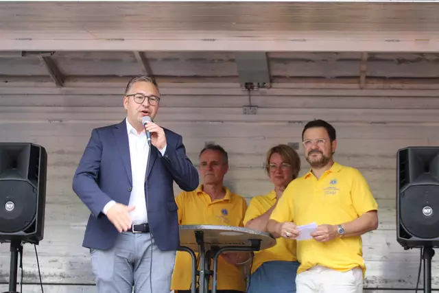 Brettens Oberbürgermeister Nico Morast begrüßt als Schirmherr die Gäste zur Eröffnung der Siegerehrung von „Bretten schwimmt 1504“. | Foto: des „Obst- und Gartenbauverein 1883 Bretten“ sowie des „Inner Wheel Club Kraichgau-Stromberg“ war am Sonntag vom Weißwurst-Frühstück