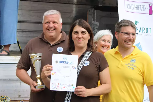 Platz 1 in der Mannschaftswertung „Firmen-Cup“ erschwammen „Die nasse Leberwürscht“, die Schwimmabteilung der „Bauerngruppe Alt-Brettheim“ mit 19.062 zurückgelegten Wassermetern. Michaela Schreiber und der kommende Lions-Präsident Dr. Sven Wachter übergeben die Urkunde an Daniela und Alexander Kerres. | Foto: Robert Hartmann