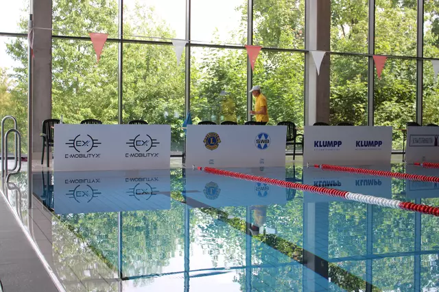 Die Ruhe vor dem Sturm ins Wasser: Schwimmmeisterin Mirjam Leichsnering bei einem letzten Hallen-Check. | Foto: Robert Hartmann