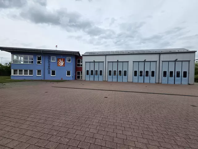 Gesamtareal der Flehinger Feuerwehr, dahinter wird das Festzelt aufgebaut. | Foto: Claudia Pospieszczyk