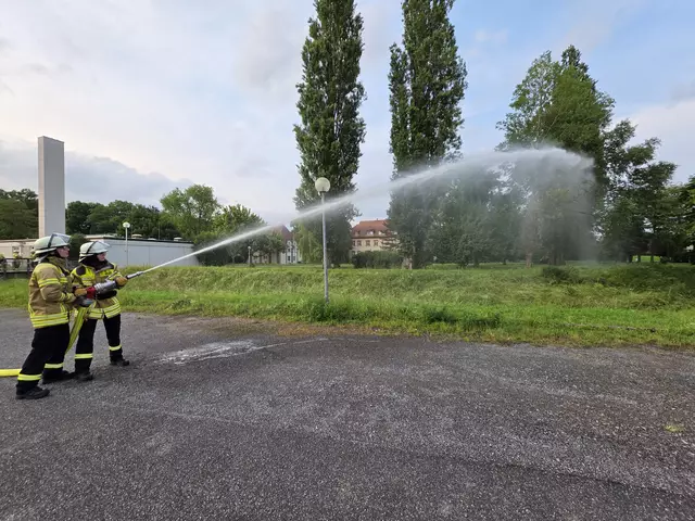 An den Übungsabenden der Feuerwehr stehen auch Löschübungen auf dem Programm. | Foto: Claudia Pospieszczyk
