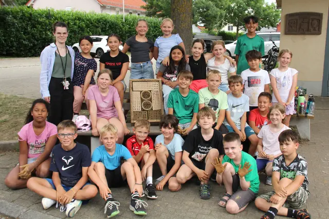 Die stolzen Schülerinnen und Schüler der vierten Klasse der Grundschule Rinklingen mit ihrer Lehrerin Frau Deuter und ihrem fertig montierten Nisthilfekasten für Wildbienen in Bildmitte. | Foto: Foto: Thomas Peschel.