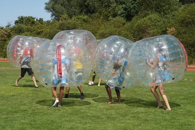 Neben geistlichen Impulsen kommt beim Badentreff auch die Bewegung nicht zu kurz, etwa beim Bubble Soccer. | Foto: Nico Roller, CVJM Baden