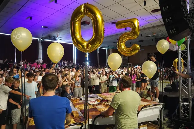 Zum 50. Geburtstag des Badentreffs freuen sich die Teilnehmer über einen sechs Quadratmeter großen Kuchen. | Foto: Nico Roller, CVJM Baden