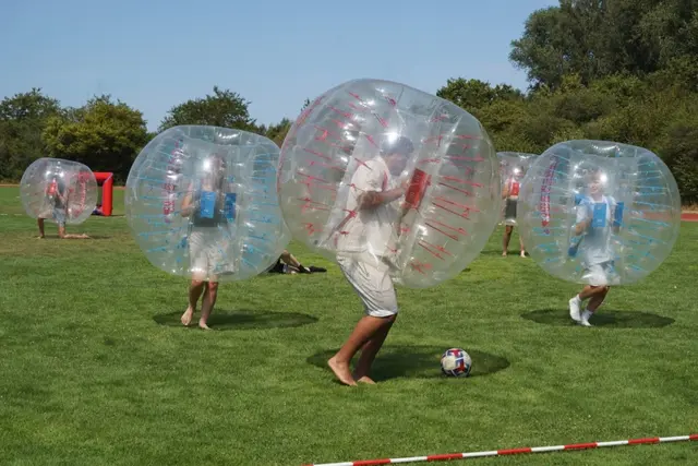 Neben geistlichen Impulsen kommt beim Badentreff auch die Bewegung nicht zu kurz, etwa beim Bubble Soccer. | Foto: Nico Roller, CVJM Baden