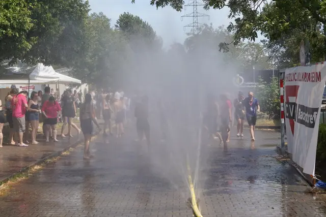 Bei heißen Temperaturen sorgt die Freiwillige Feuerwehr für eine willkommene Abkühlung. | Foto: Nico Roller, CVJM Baden