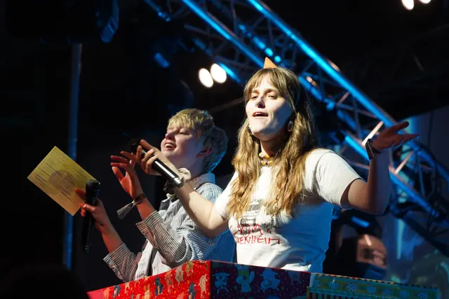 Mit einem unterhaltsamen Bühnenprogramm hat der CVJM den 50. Geburtstag des Badentreffs gefeiert. | Foto: Nico Roller, CVJM Baden