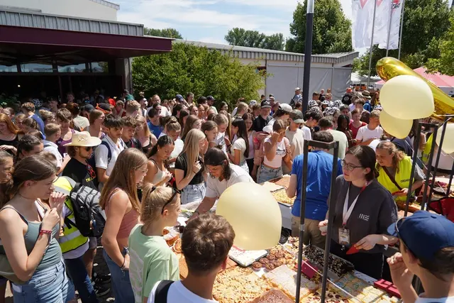 Zum 50. Geburtstag des Badentreffs freuen sich die Teilnehmer über einen sechs Quadratmeter großen Kuchen. | Foto: Nico Roller, CVJM Baden