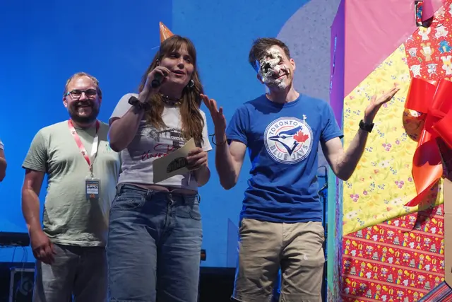 Knifflige Fragen müssen die Mitglieder des Leitungsteams bei der Geburtstagsparty beantworten. Ist die Antwort falsch, gibt es Sahne ins Gesicht. | Foto: Nico Roller, CVJM Baden