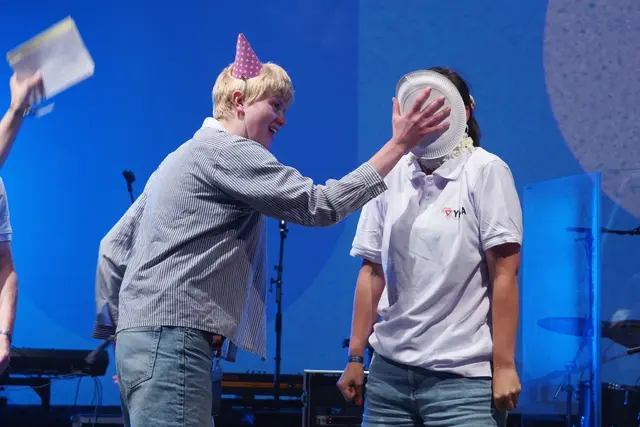 Knifflige Fragen müssen die Mitglieder des Leitungsteams bei der Geburtstagsparty beantworten. Ist die Antwort falsch, gibt es Sahne ins Gesicht. | Foto: Nico Roller, CVJM Baden