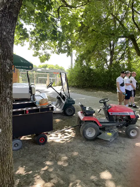 Die Mannschaften haben verschiedene Fahrzeuge mitgebracht. | Foto: F. Huber