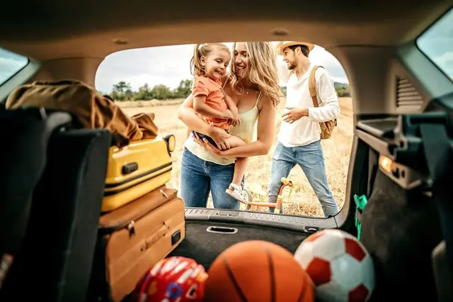 Für die Fahrt in den Urlaub nutzen die meisten Menschen das Auto. Dabei kommt es auch auf die richtige Beladung an, sodass im Falle einer Vollbremsung alles an Ort und Stelle bleibt. | Foto: Autoren-Union Mobilität / GTÜ