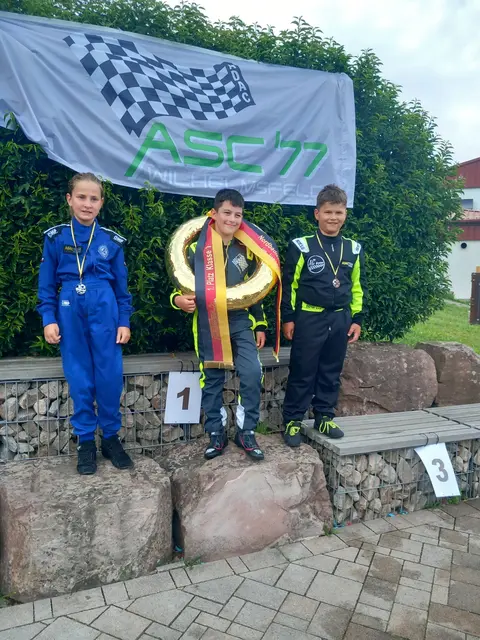Max Gundelfinger (1. v.r.) / 3. Platz in der Nordbadischen ADAC Meisterschaft im Jugendkartslalom | Foto: AC Bretten e.V.