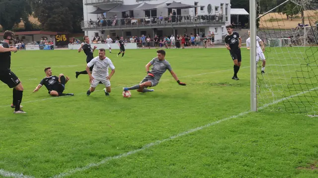 (SV Kickers Büchig) Nach diesem Foul an Simon Markovic im gegnerischen Strafraum führte der Elfmeter zum 1:0 Führungstreffer für den SVB.
