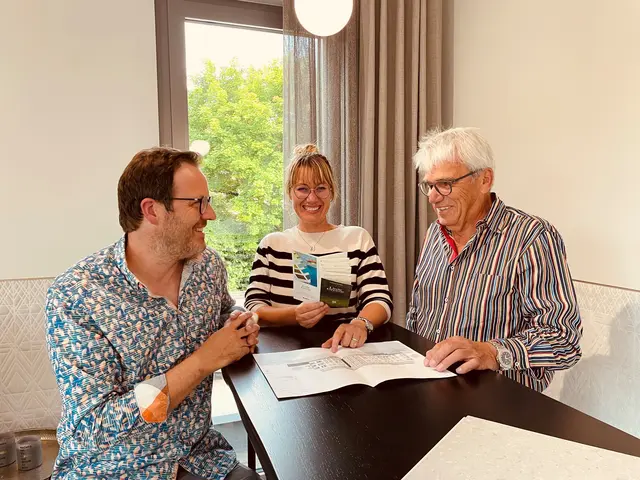 Lothar Rinderspacher (rechts) gründete das Malergeschäft Rinderspacher, das jetzt seine Tochter Lara Droll und auch ihr Ehemann Dr. Mathias Droll führen. | Foto: Maler Rinderspacher