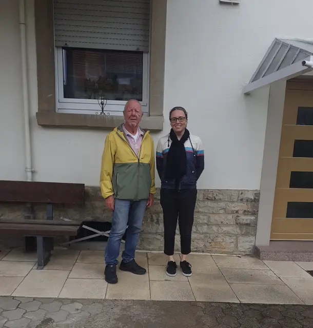 Sara Merci und Gerhard Rinderspacher vor dem Haus Kraichgaustr. 15 | Foto: .