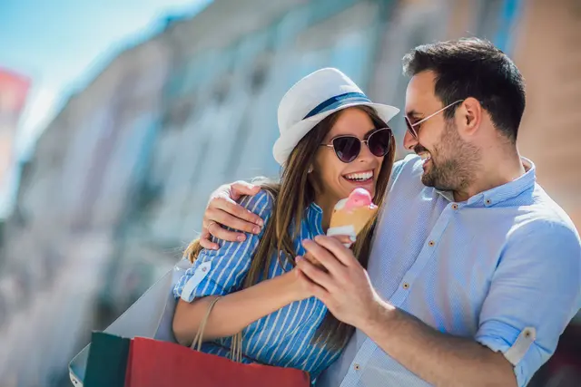 Was lecker ist, kann plötzlich Folgen haben. Eine Arzneihefe sorgt wieder für unbeschwerte Freude. | Foto: stock.adobe.com / Mediteraneo