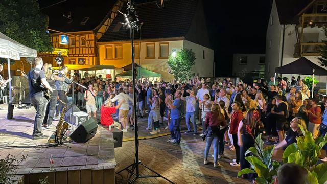 Beim 16. Dorfplatzfest wird bis in die Abendstunden gemeinsam gelacht und gefeiert. Dazu gibt es tolle Musik und erfrischende Getränke. | Foto: Lars Vollmer