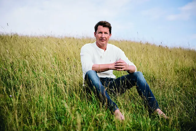 Mit seinem Debütalbum gelang dem britischen Singer-Songwriter James Blunt ein kometenhafter Aufstieg. Im Rahmen seiner Jubiläumstournee spielt der Musiker im Schwetzinger Schlossgarten sein einziges Open-Air-Konzert in Deutschland. | Foto: Michael Clement