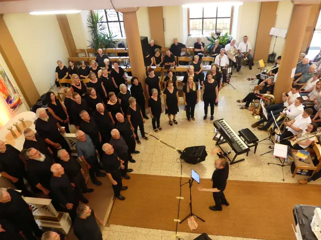 Der Gesangverein mit seinem Dirigenten Florian Schwabenland; im Hintergrund der Kirchenchor | Foto: martin stock