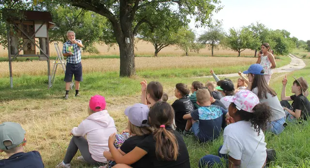 Gerhard Dittes mit der vierten Klasse der Grundschule Rinklingen beim Biologieunterricht vor dem Insektenhotel
| Foto: Foto: Thomas Peschel