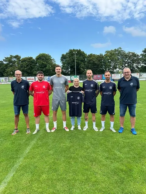 von links: 2. Vorstand Volker Hauk, Spielführer Philipp Mindler, Trainer Philipp Hauk, Lena Ackermann, Trainer Philipp Egle, Spielführer David Bacher, Vorstand Rainer Hauk | Foto: FC Neibsheim