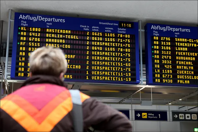 Frust statt Ferienstart: Wenn Flüge ausfallen oder stark verspätet sind, wird der Urlaub schnell zur Geduldsprobe. | Foto: Itzehoer / Sven Grundmann / Adobe Stock