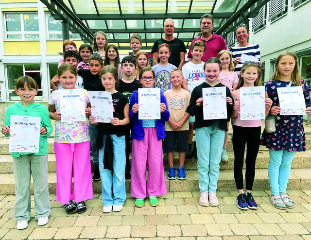 Die Samuel-Friedrich-Sauter-Grundschule aus Flehingen war das erste Mal mit drei Mannschaften dabei. Klassenlehrerin und Sportlehrerin Frau Kuch (hinten rechts) freut sich mit „ihren“ Wasserratten über die Urkunden aus den Händen von Mirjam Leichsnering und Jürgen Bischoff. | Foto: Michaela Schreiber.