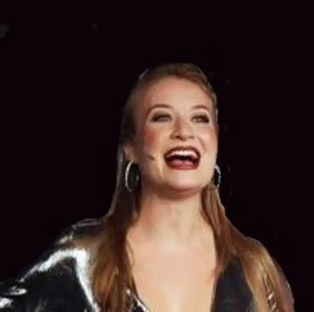 Alicia (Maja Sikura) möchte heiraten – und davor noch unbedingt „Disco Queen“ werden! | Foto: M. Sikura