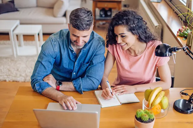Wer sich für den Hausbau schlau machen möchte, sollte auf unabhängige Informationsquellen achten. | Foto: djd / Bauherren-Schutzbund / Getty Images / RgStudio