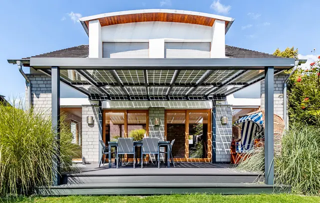 Ein moderner Rückzugsraum und zugleich noch ein privates Ökokraftwerk: Ein Solarterrassendach liefert den Besitzern regenerative Energie frei Haus und spart somit Kosten.  | Foto: djd / Premium Solarglas