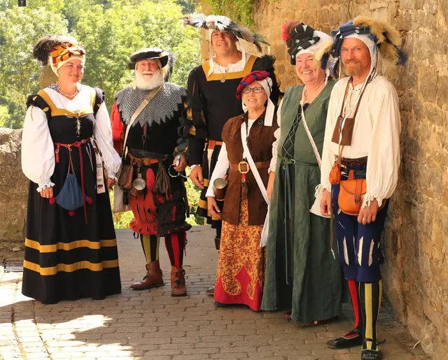 Die Kluft ist vielfältig und bunt. Oft werden die Gewänder selbst genäht und der entsprechende Kopfschmuck gestaltet. | Foto: ARGE Gochsheim