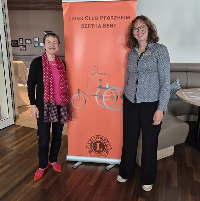 Die promovierte Historikerin Kathrin Köhl (links) sprach beim Lions Club Pforzheim – Bertha Benz über dessen Namensgeberin. Sehr zur Freude von Club-Präsidentin Andrea Boyer. | Foto: Lions Club Pforzheim - Bertha Benz