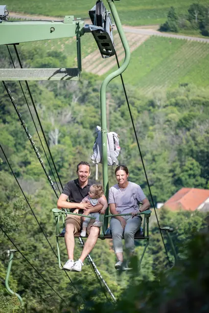 In den nostalgischen Doppelsesseln geht die Fahrt bequem nach oben. Dort wartet unter anderem ein Dammwildgehege an der Bergstation. | Foto: Rietburgbahn Edenkoben