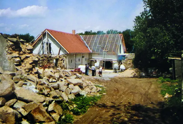 1993 kaufte Familie Hammer den Hof zurück. Schon 1994 sind die Bauarbeiten weit fortgeschritten – alles in Eigenregie. | Foto: Foto: Konrad Hammer