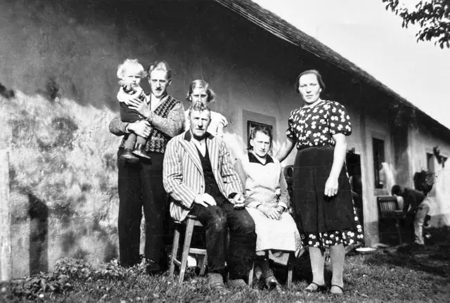 Konrad Hammers Familie: Vater Konrad mit Sohn Johann, 
rechts Mutter Agnes mit Großvater Leonhard und 
Großmutter Maria. In der Mitte verdeckt Tante 
Maria Polzer. Foto um 1939 | Foto: Archiv Hammer