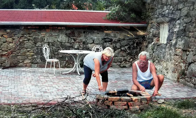 Der Viereckhof will erhalten werden. Das bedeutet bei jedem Aufenthalt dort immer auch Arbeit. | Foto: Sandra Hammer