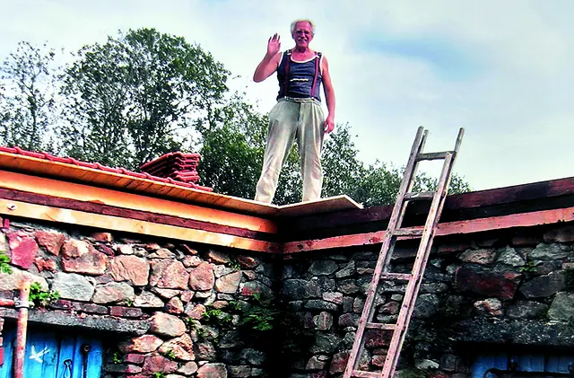 Der Werkzeugkonstrukteur Konrad Hammer bei nicht immer ungefährlichen Bauarbeiten. | Foto: Maria Hammer