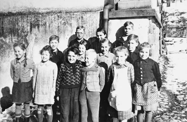 Vertriebene Kinder in Sprantal, 1950. Vorn in der Mitte Konrad Hammer. | Foto: Archiv Hammer