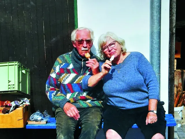 Konrad und Maria auf der „Sonnen-Bank“ vor dem Hof, 2023 | Foto: Archiv Hammer