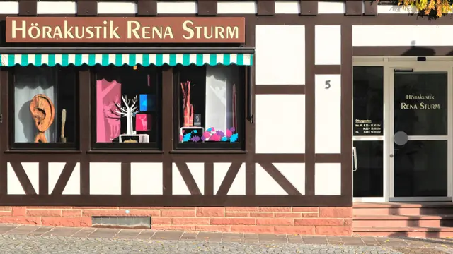 Hörakustik Rena Sturm ist seit 2003 am Marktplatz 5 im Herzen von Bretten zu finden. Dort sorgen Rena Laser und ihr Team für die perfekte Hörversorgung ihrer Kunden.  | Foto: Thomas Rebel