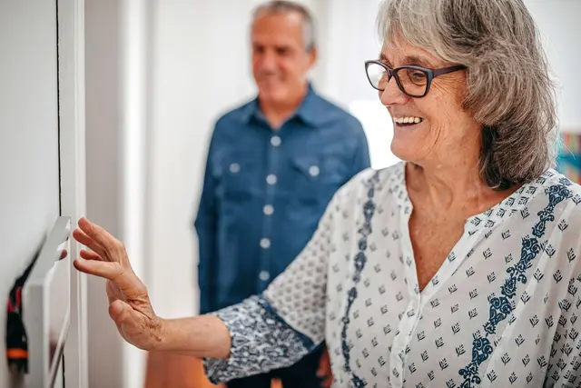 Im Rahmen einer Modernisierung kann man smarte Technologien einplanen, die Komfort und Sicherheit bieten. Dadurch wird der Alltag erleichtert und man bleibt noch länger selbstständig. | Foto: djd/Bauherren-Schutzbund/Getty Images/Pekic
