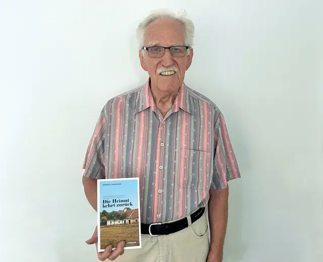 Konrad Hammer mit seinem druckfrischen Werk | Foto: Lindemanns