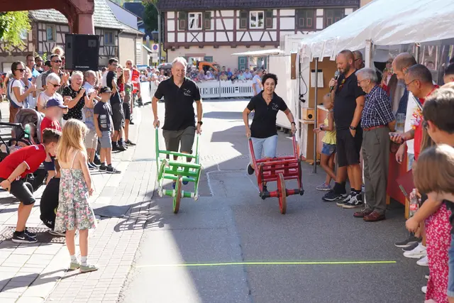 „Oimol oms kloi Dörfle“ geht es für die Teilnehmer beim Schaltkarchrennen auch in diesem Jahr wieder. Die Sportgeräte sind traditionellerweise hölzerne, einrädrige Handwagen. | Foto: Nico Roller