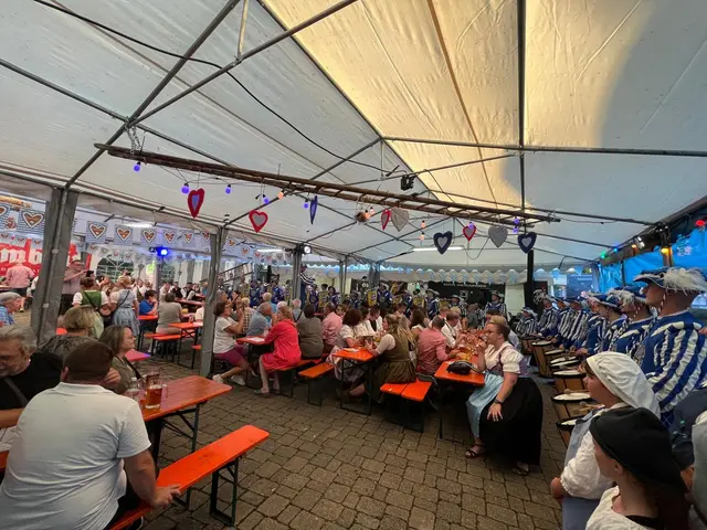 Blick in das Festzelt auf dem Dorfplatz von Gölshausen. Neu ist in diesem Jahr ein Jägermeisterhüttle im Zelt. | Foto: Bürger- und Musikverein Gölshausen